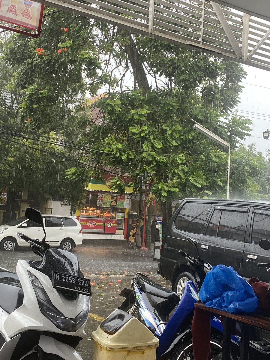 Di depan alfamart jl terusan danau sentani ada kabel ketimpa ranting pohon. Udah pendek, hampir semobil. Tlg <a href="/infomalang/">Info Malang</a> di bantu teruskan ke Dinas terkait. Trims <a href="/samsutiaji/">Sam Sutiaji</a>