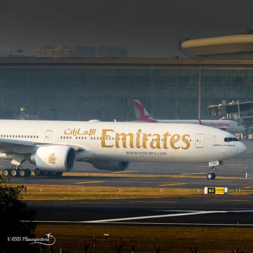 vabbplnespottrs's tweet photo. Emirates Boeing 777-300ER taxing to Holding Point N1 on a warm afternoon!
.
📸-Nikon B700 
.
Tags-
#aviation #sky #avgeek #aviationlovers #boeing #aircraft #pilot #airplane #plane #fly #travel #flight #airport #aviationphotography #instagramaviation #… https://t.co/ngcPXyRpPr https://t.co/6cw9AztxhQ