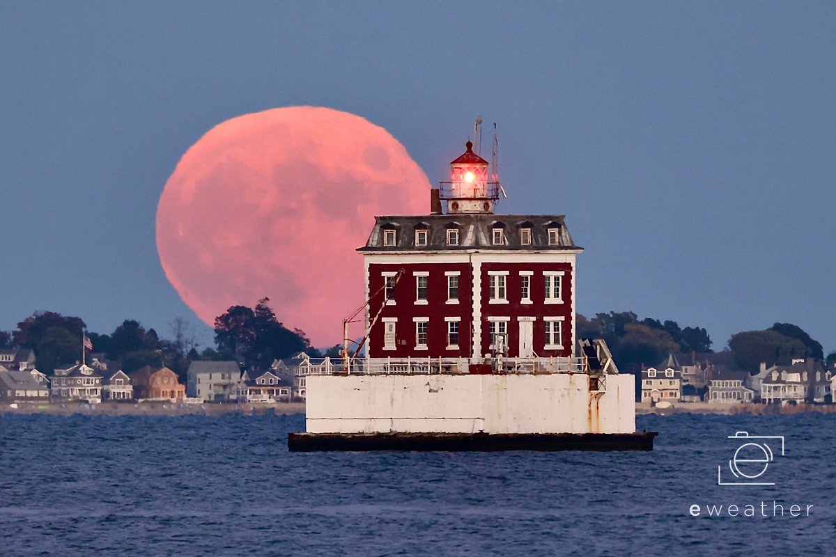 Eweather13's tweet image. Another capture of the full #HuntersMoon rising behind Ledge Light in New London tonight! #ThePhotoHour
@thedayct
