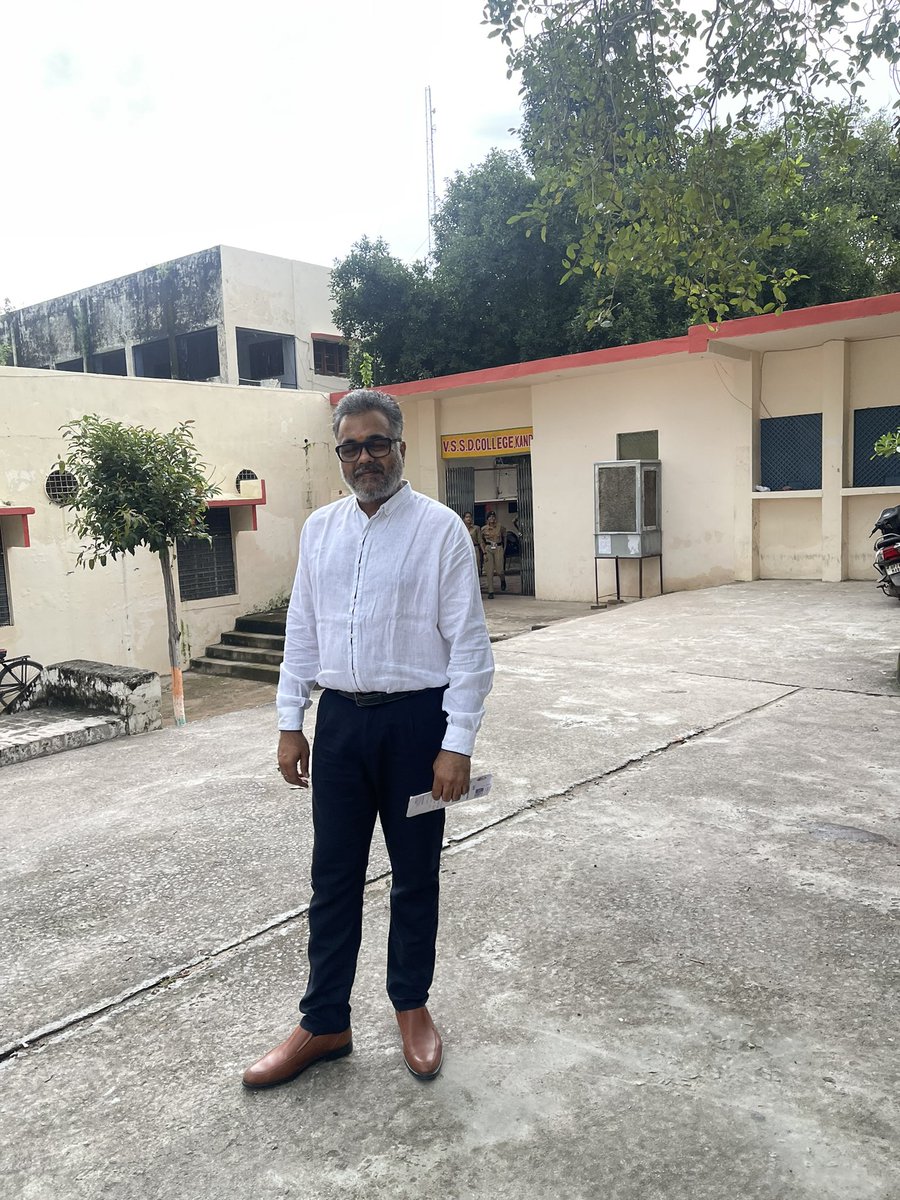 RajkishorLive's tweet image. अपना कालेज। अपने साथी। 
कल दो दशक बाद #VSSD College में। 
ज्यादा कुछ नहीं बदला। थोड़ा रंगरोगन, मामूली निर्माण…
..लेकिन हम पूरी तरह बदल गए..
102 साल पुराना महाविद्यालय अभी भी चिरयुवा..!
बस प्रबंधन सही हाथों में होने की ज़रूरत। 
#कानपुर