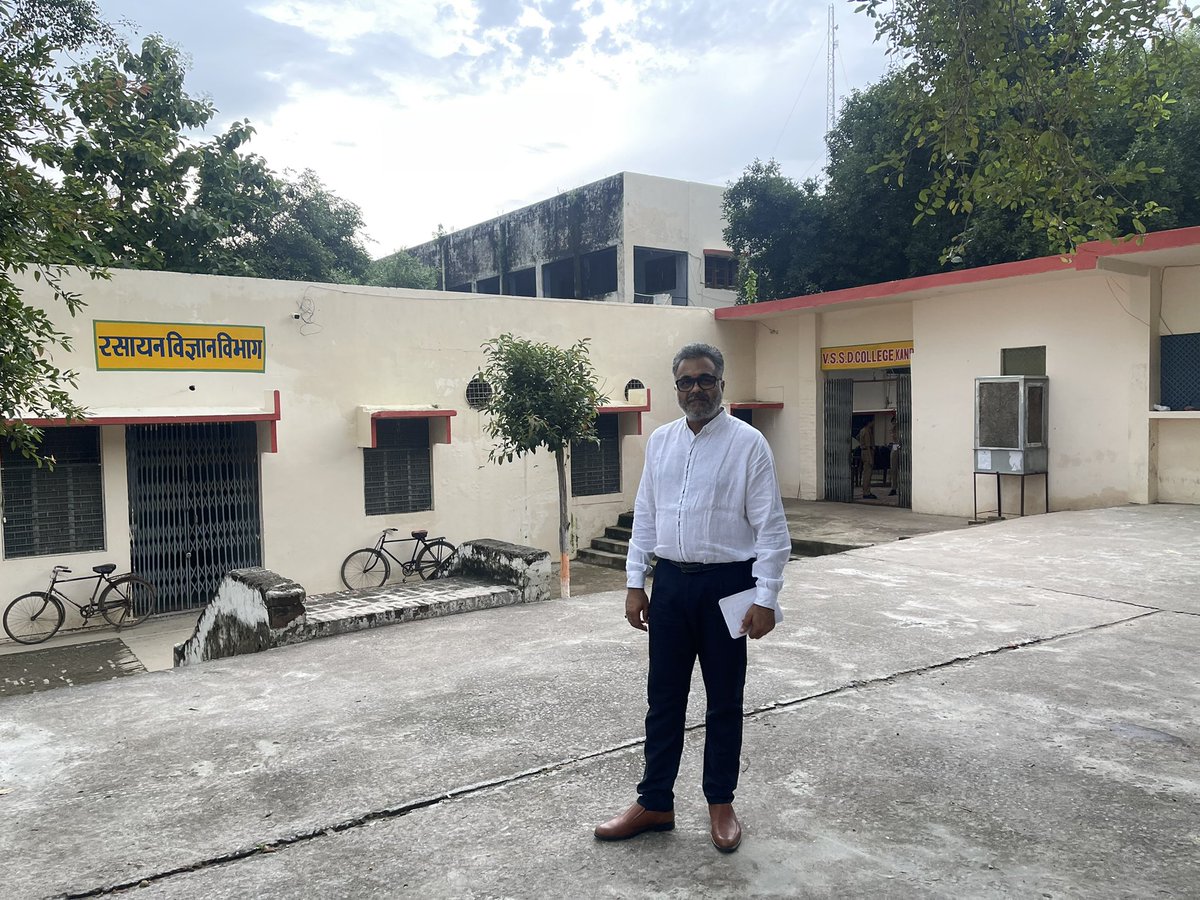 RajkishorLive's tweet image. अपना कालेज। अपने साथी। 
कल दो दशक बाद #VSSD College में। 
ज्यादा कुछ नहीं बदला। थोड़ा रंगरोगन, मामूली निर्माण…
..लेकिन हम पूरी तरह बदल गए..
102 साल पुराना महाविद्यालय अभी भी चिरयुवा..!
बस प्रबंधन सही हाथों में होने की ज़रूरत। 
#कानपुर