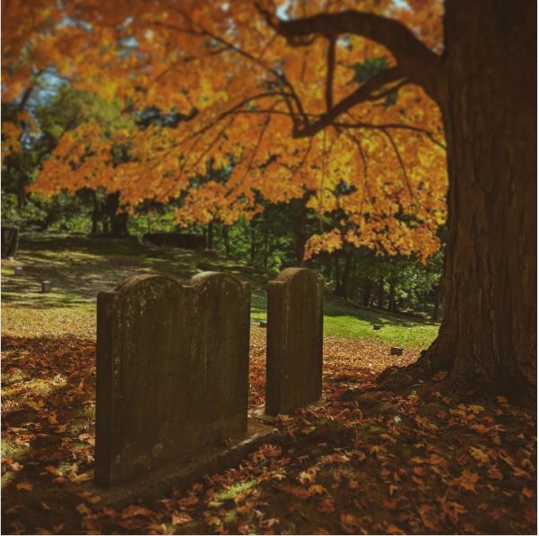 Hexabex's tweet photo. Some cemetery wandering 

#october #Cemetery #fall #SalemMA https://t.co/USV9zJ8v9t