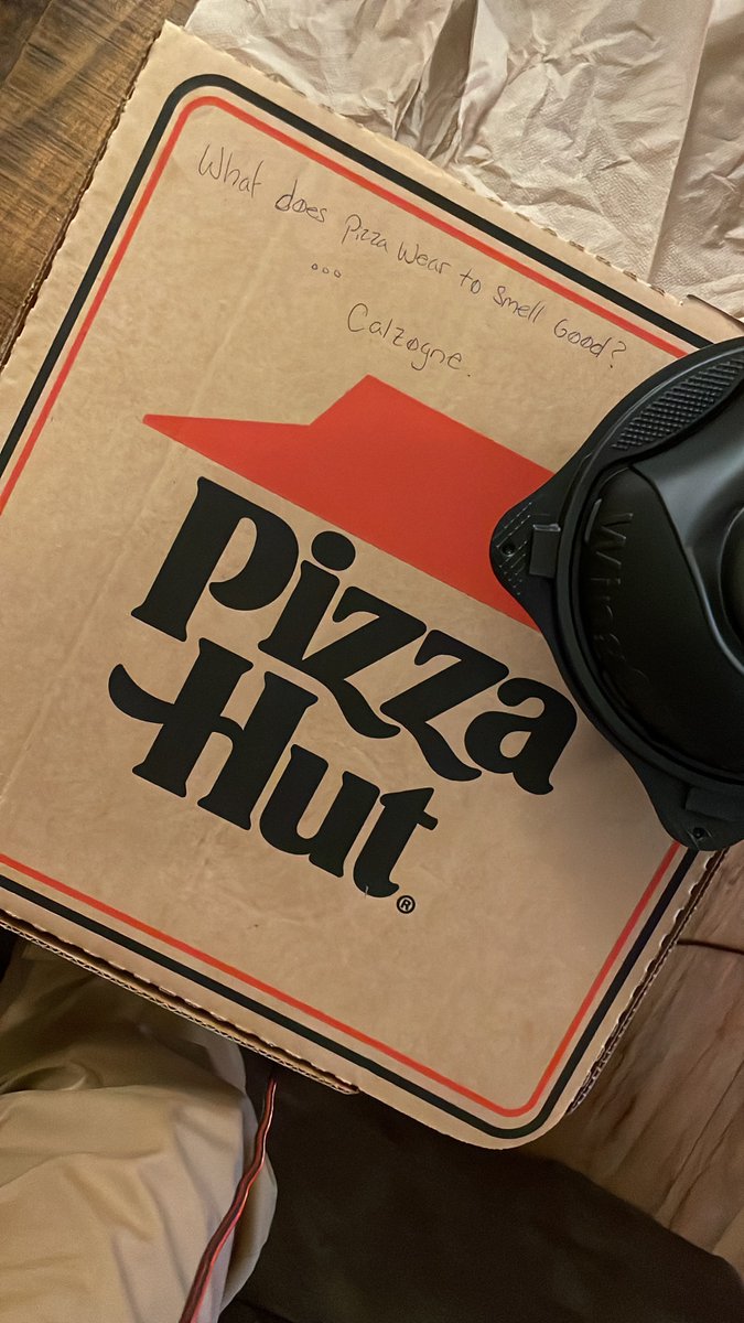 jdubbau_92's tweet photo. @pizzahut asked for a joke and your store delivered https://t.co/yQE4gOmLEI