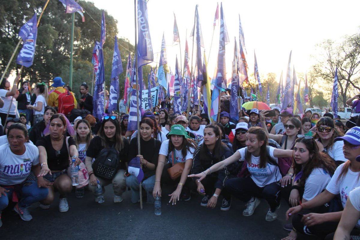 BarriosDePieOk's tweet photo. 🌈 PODER FEMINISTA ES PODER POPULAR 🔥

💜 Después de un fin de semana repleto de debate e intercambio nos volcamos a las calles y marchamos por la ciudad de San Luis junto a miles de compañerxs. 

#35Encuentro https://t.co/zJ26mdoe72