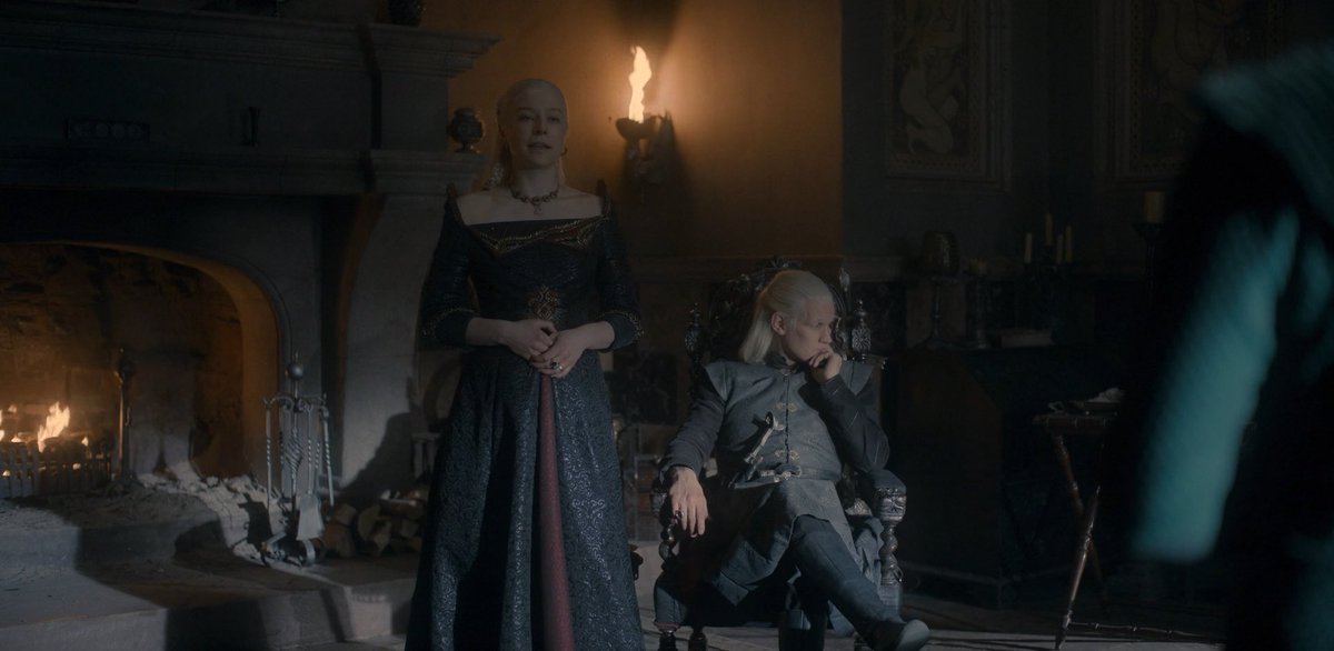 m_bee4's tweet photo. daemon was so petty the minute alicent entered the room, i love it. that’s not his queen #houseofthedragon https://t.co/DM1FxT32oj