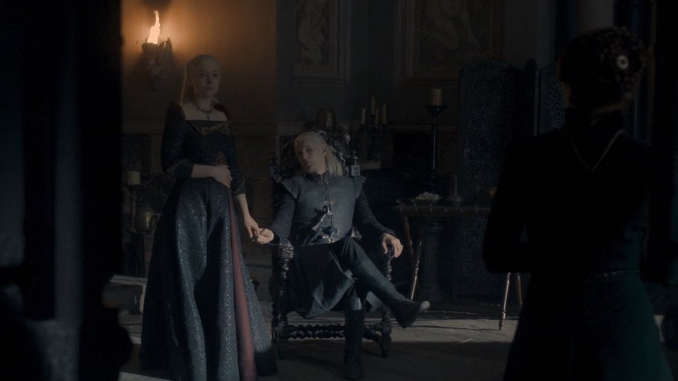 m_bee4's tweet photo. daemon was so petty the minute alicent entered the room, i love it. that’s not his queen #houseofthedragon https://t.co/DM1FxT32oj