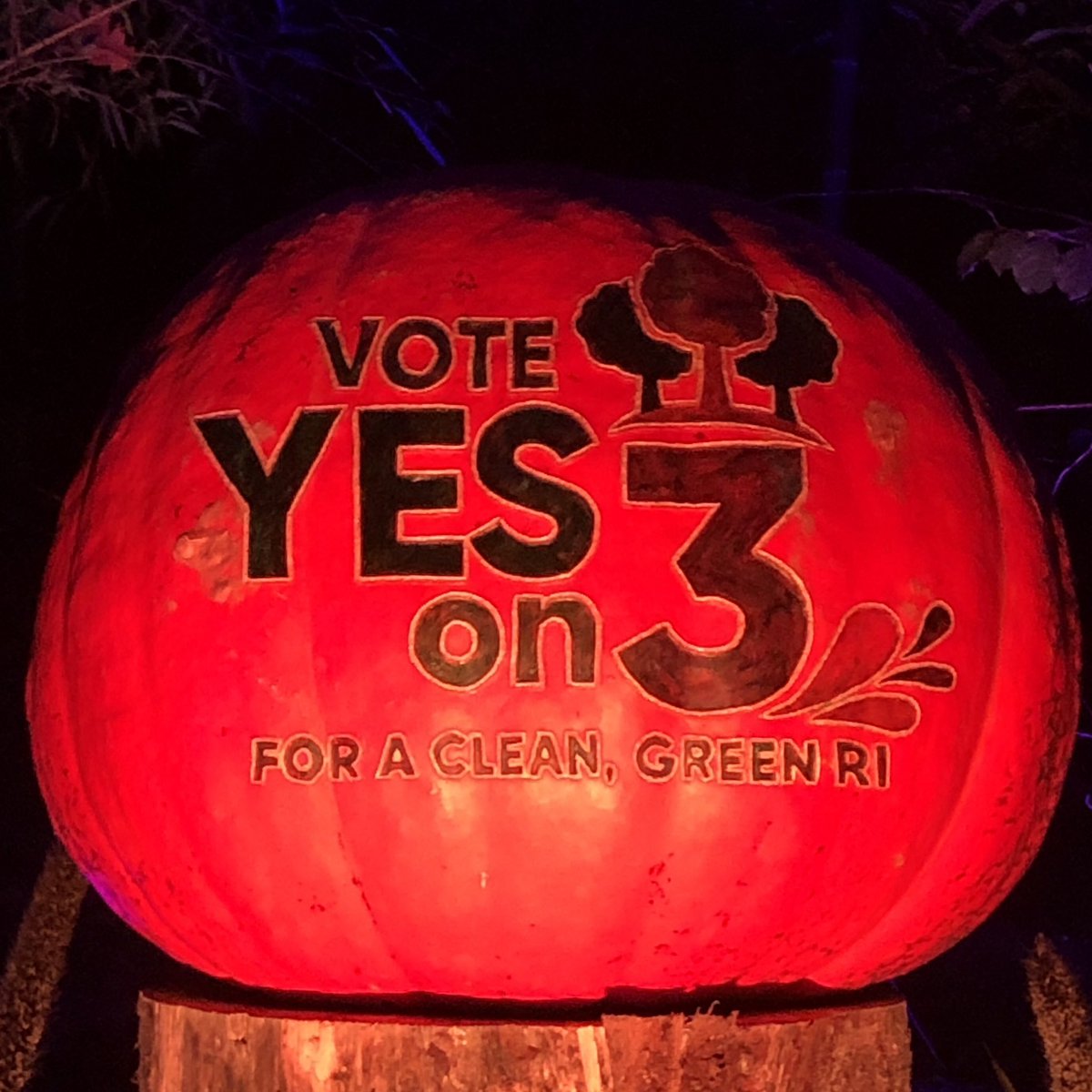 JedThorp's tweet photo. The @YesOn3RI campaign, representin’ at the Jack O’lantern Spectacular tonight. @cleanwater_ri @SaveTheBayRI @RIAudubon @TNC_RI @RWPZoo @RhodeIslandDEM @RI_InfraBank @RILandTrusts https://t.co/34VtXMmLkJ