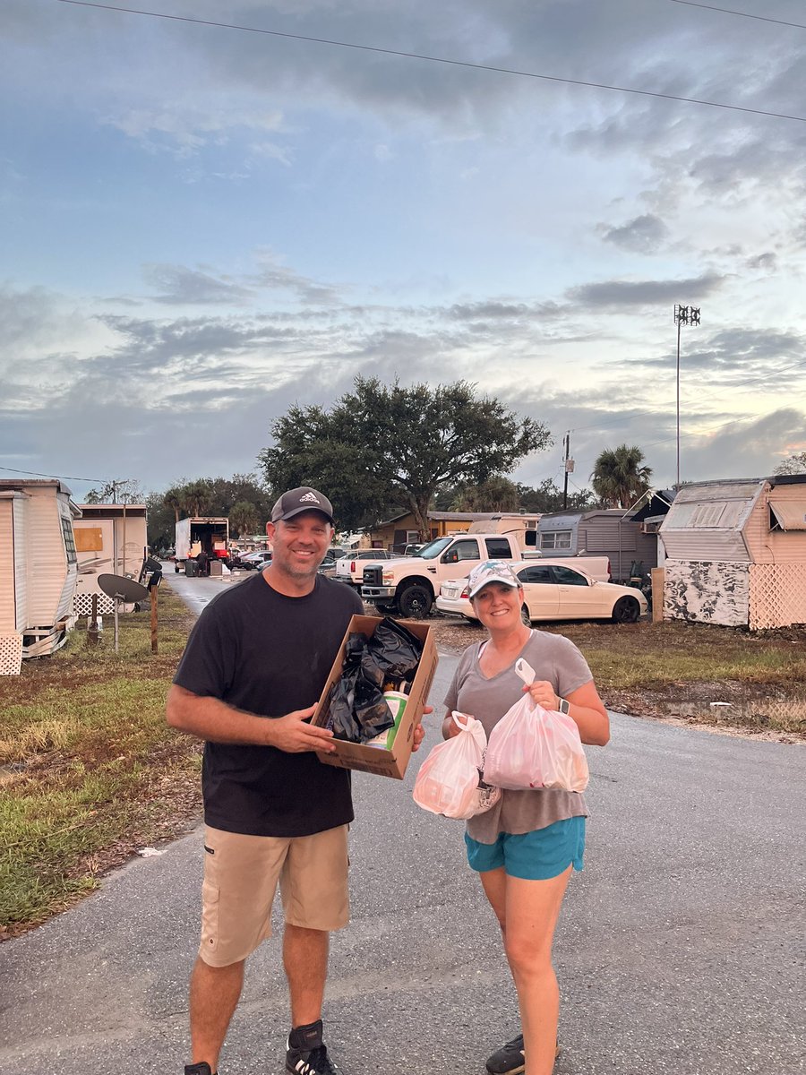 MrsSickelsClass's tweet photo. Two CCPS Teachers serving our CCPS community❤️@oms_bulldogs @OESCHIEFS @collierschools #ChurchUnitedNaples https://t.co/ZtxiBjaqVo