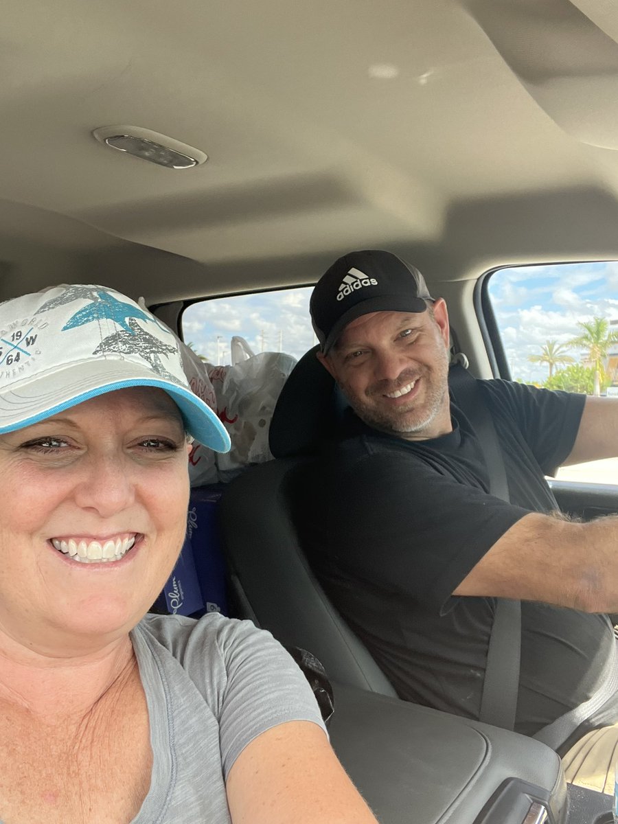 MrsSickelsClass's tweet photo. Two CCPS Teachers serving our CCPS community❤️@oms_bulldogs @OESCHIEFS @collierschools #ChurchUnitedNaples https://t.co/ZtxiBjaqVo