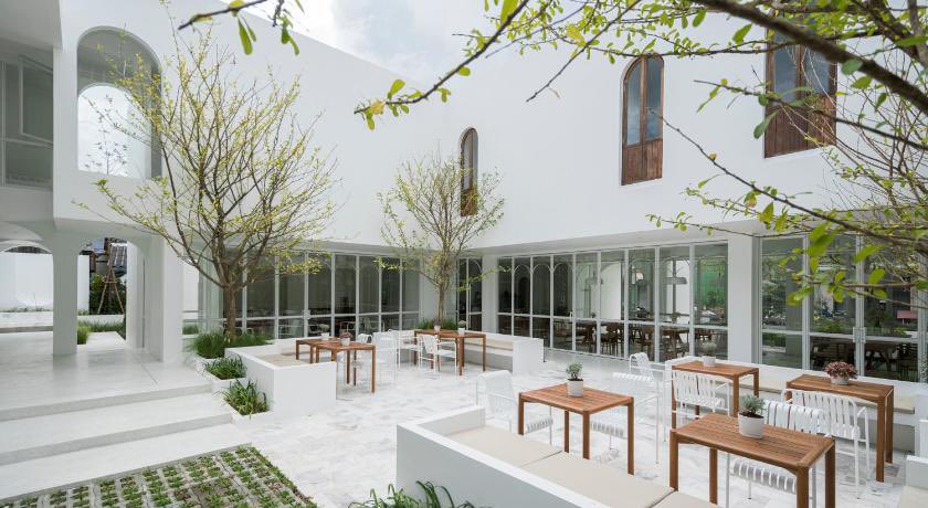 nudihascart's tweet photo. Newlyweds yang tak ada idea nak honeymoon dekat mana, I nak share this one hotel yang asyik lalu dekat fyp tiktok. Rupanya hotel secantik ni RM140/night je!! 

Really love the minimalist interior, literally every corner of the hotel is very instagramable. https://t.co/H1RO4SCYpU