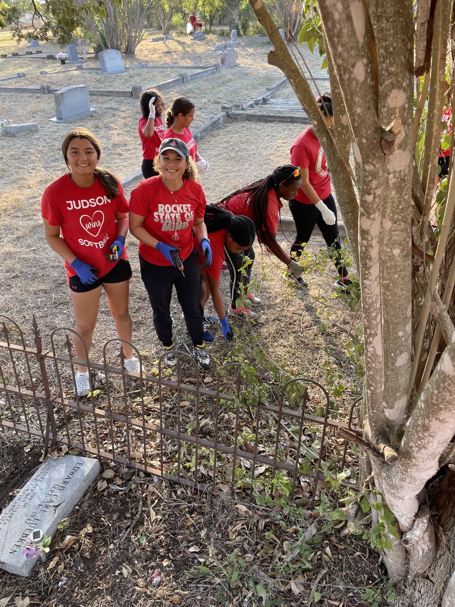 rocketball_JHS's tweet photo. Super proud of our ROCKET 🚀 athletes giving back to the community with their clean up of the two cemeteries by school! #ROCKETPRIDE❤️⁦@JISD_ATHLETICS⁩ ⁦@JISDRocketPride⁩ #SERVANTMINDSET 🌺🌻🧹🧤💐 https://t.co/glYJmxidBo