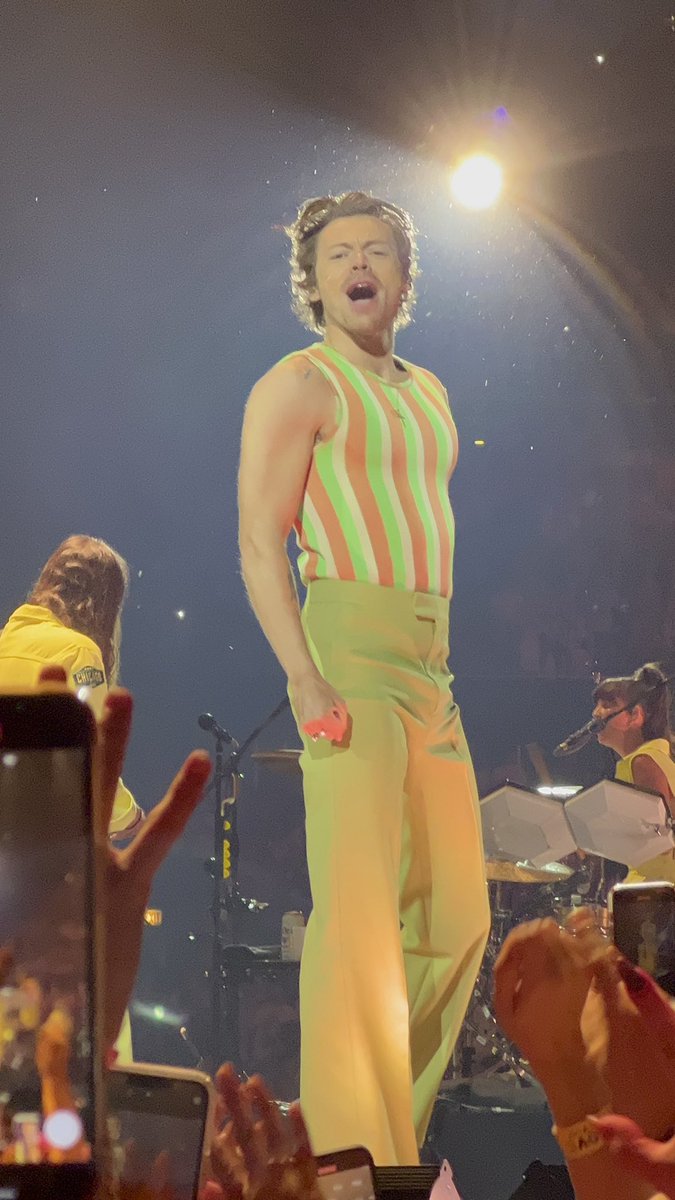 hsdtogethertour's tweet photo. Harry on stage at United Center in Chicago, IL - October 9 (via @satellitesushi) https://t.co/yyBWSRTex9