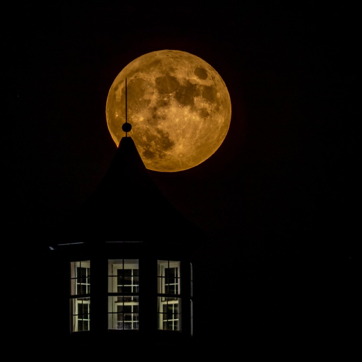 Treated to some Kentucky moonshine with <a href="/framesonmain/">Frames On Main</a> tonight. He got a nice shot. 🌝  📸 Fantastic fall weather today.  #kywx #HuntersMoon <a href="/Kentuckyweather/">Chris Bailey</a> <a href="/allyblakewx/">Ally Blake</a> @JimWKYT <a href="/BluegrassScenes/">Scenes of the Bluegrass</a>