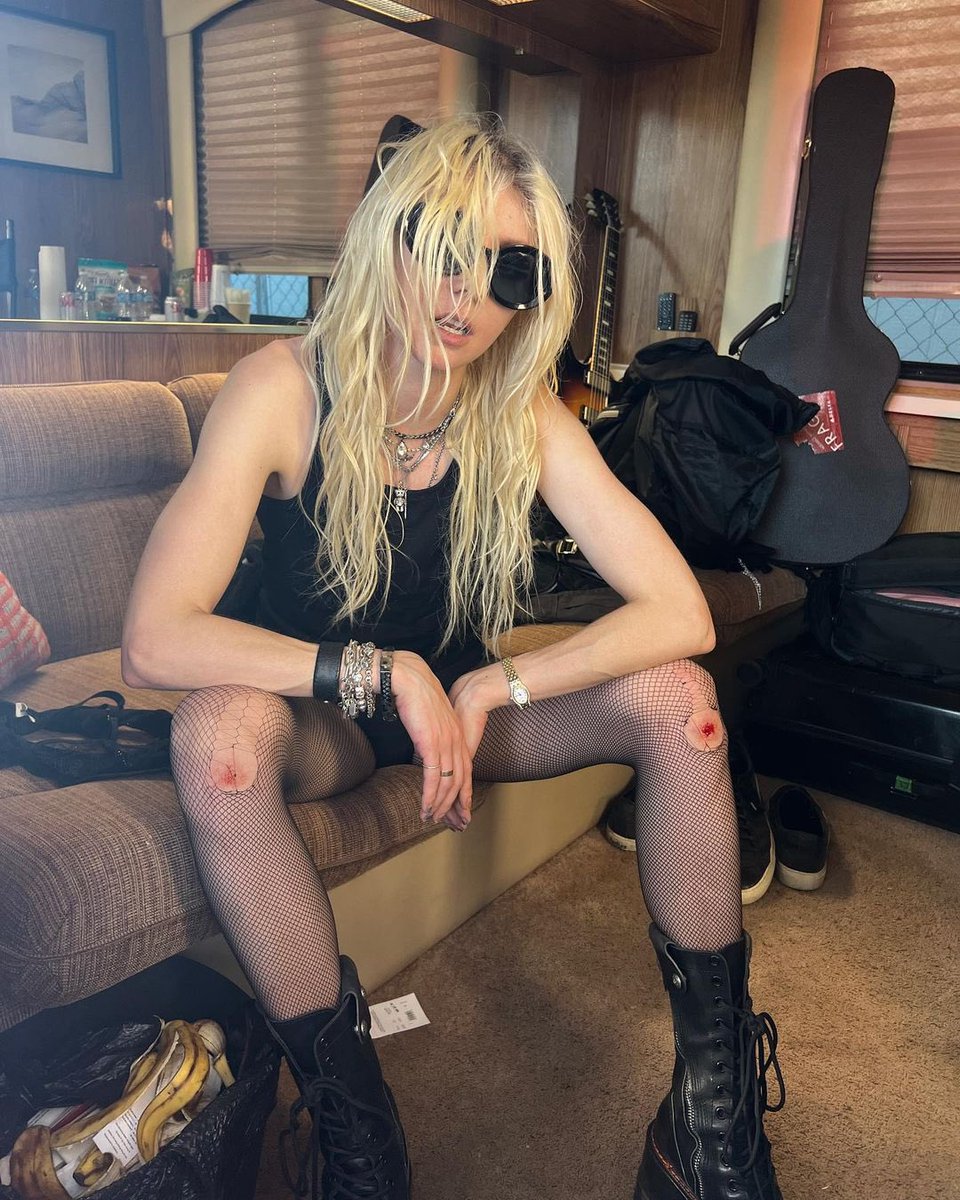 brasiltpr's tweet photo. Ela não caiu de moto mas se ralou. Taylor Momsen hoje após sua performance no Aftershock Festival. https://t.co/1Nlu9La86s
