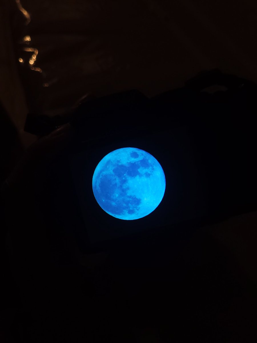 Hoy es Luna llena en Aries, esto me hace inmensamente feliz.
La magia está en el aire, la magia está en mi.