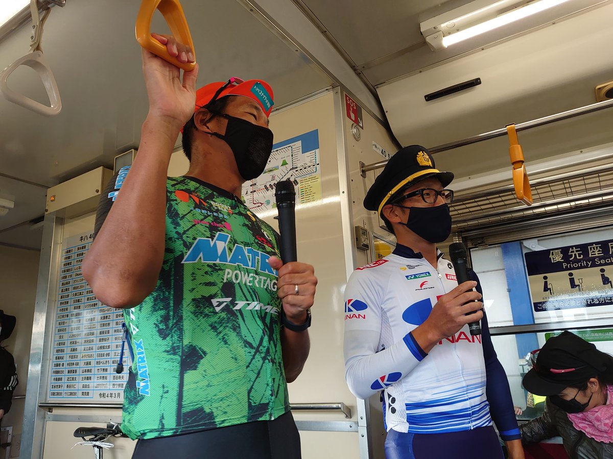 mrynasunet's tweet photo. キハ40車内で中島選手と佐野選手のトークショー☆

めっちゃ盛り上がってます！

#カサイチ
#カサイチトレインライド https://t.co/1sFPaSf4sC
