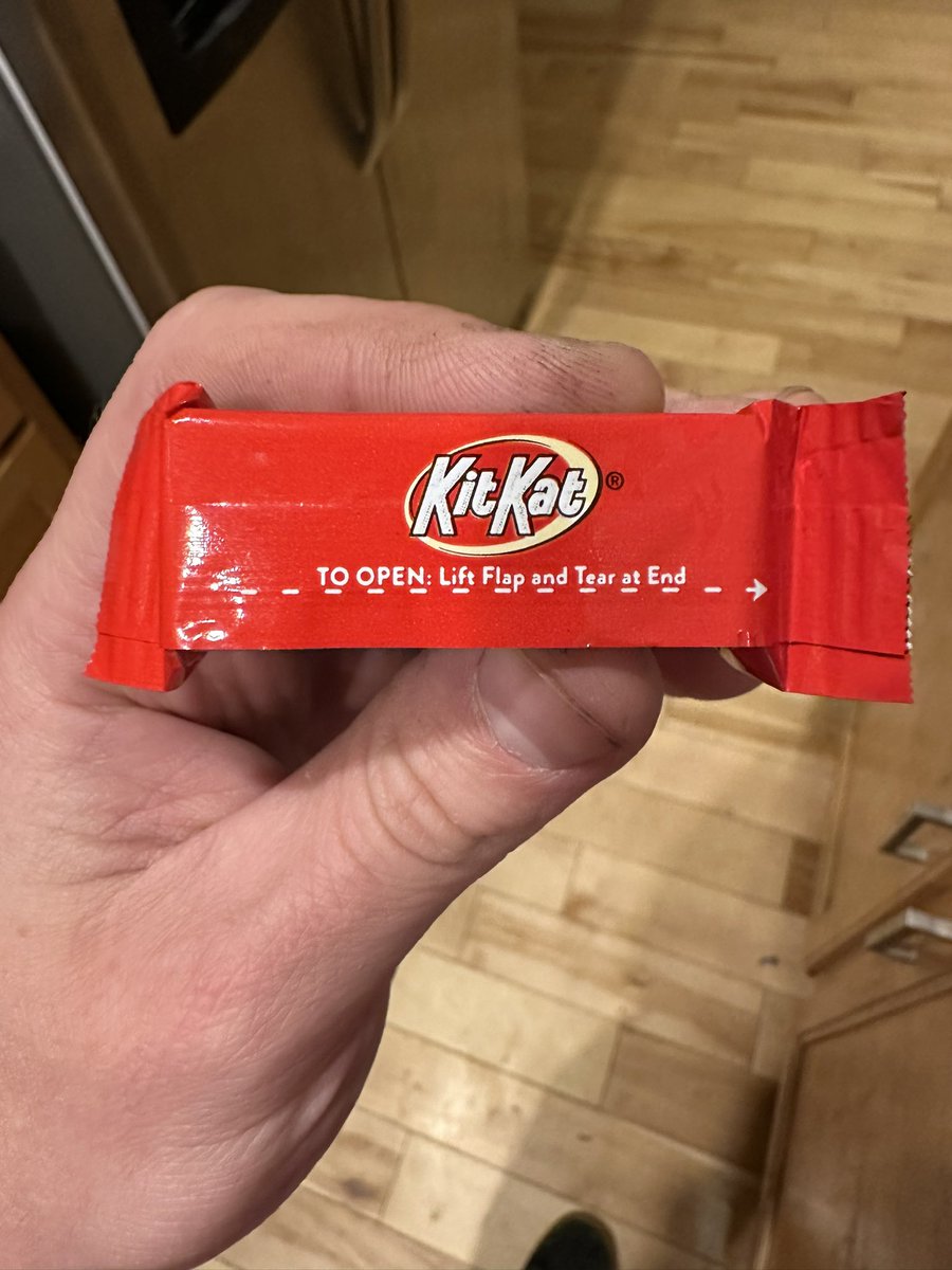 drypyro's tweet photo. I’m so grateful they included opening instructions I almost couldn’t enjoy my Kit Kat  #kitkat #candy #halloween #chocolate https://t.co/C9Yyn9Avgt