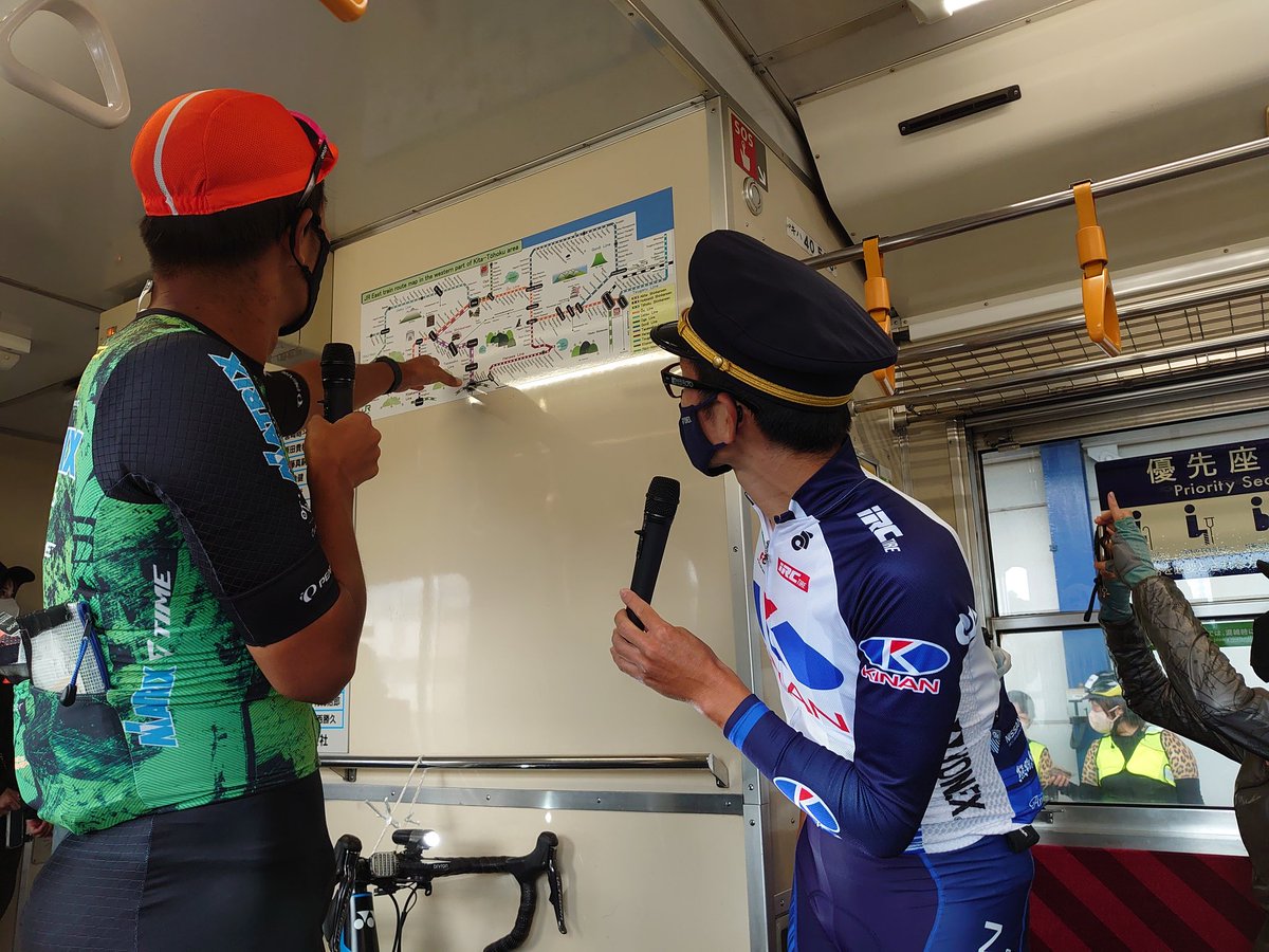 mrynasunet's tweet photo. キハ40車内で中島選手と佐野選手のトークショー☆

めっちゃ盛り上がってます！

#カサイチ
#カサイチトレインライド https://t.co/1sFPaSf4sC