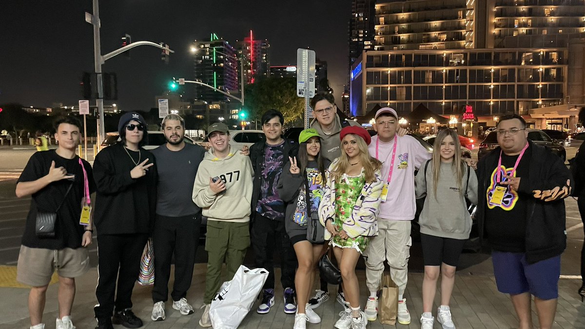 amablitz's tweet photo. Twitchcon San Diego 💜 #TwitchCon2022 

@gonchobanzas @Quackity @JuanSGuarnizo @Filisgg @amablitz @elmarianaa @arigameplays @Komanch @samyriveratv @dedreviil https://t.co/wiJZ7uh81P