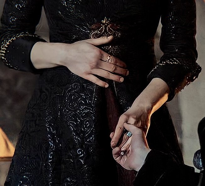 elenbasketball's tweet photo. NO BUT THE FACT THAT RHAENYRA FELT SO ALONE AND HAD NO ONE IN ALL THESE MEETINGS AND PUBLIC PLACES AND NOW DAEMON IS LITERALLY ALWAYS BY HER SIDE  SUPPORTING HER PROTECTING HER 
#HouseOfTheDragon 
#HOTD https://t.co/IvZkvtQNuh