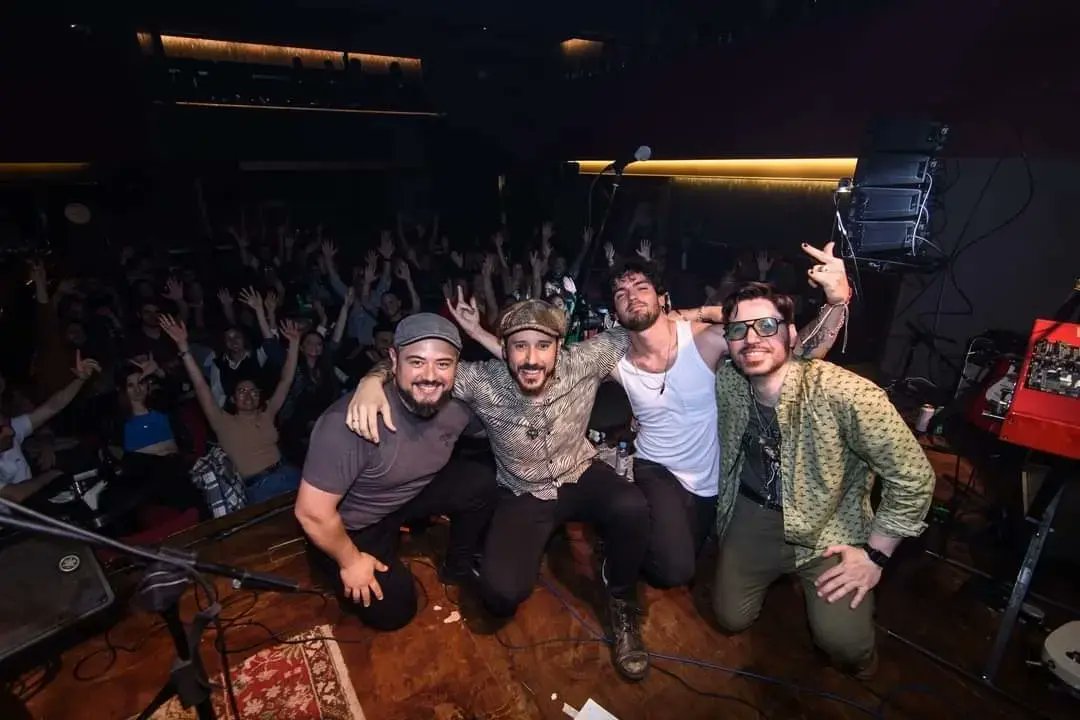 estamalrock's tweet photo. Contentos... Así nos fuimos del @cafeberlinbsas 💚

¡Gracias a todos los que pudieron venir! 

#rock https://t.co/TnQKbyQqMQ