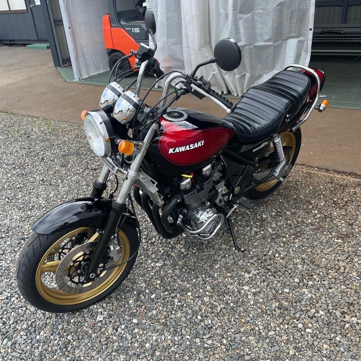 SeatBob's tweet photo. ゼファーχタックロールシートを送らせて頂いたお客様から送って頂きました😁
当店オリジナルのシートで光沢有りの黒レザ��前後アンコ抜き、変形有2段とアクセントに両サイドにリベットを3発づつと大文字のロゴが入ってます👍🏻
現行のロゴも選択可能です🙂
03-6423-1360
https://t.co/Edf8BYCLhZ
#zephyr https://t.co/V1pVPrpUqL