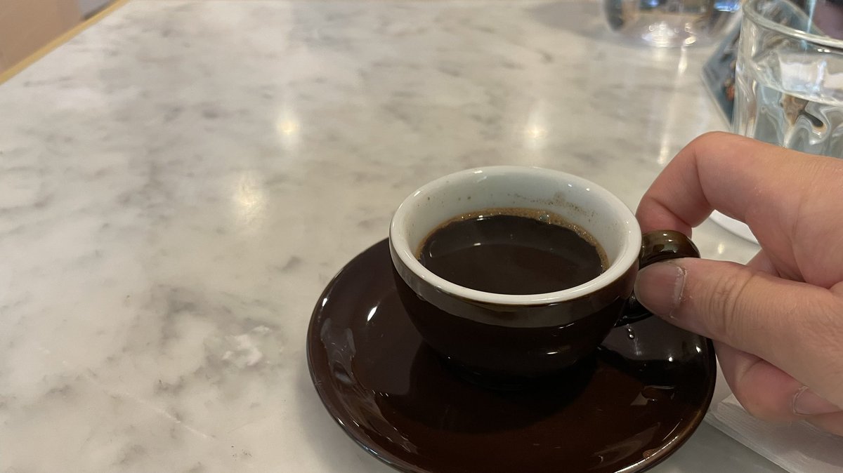 warikoda's tweet photo. フォロワーさんにお願いし教えて頂いた朝食
世界各国の朝食が揃うお店。チョイスは限定のレバノン
スパイスが小気味良く効いた品々で、良いポイント噛んだ瞬間に香りが広がる
コーヒーは初めて飲むタイプで上澄みを頂くのだが、沈殿する前に飲むとガッツリ粉感が(当然笑
カルダモンの香りが心地よい！ https://t.co/4EqWFa3Liy