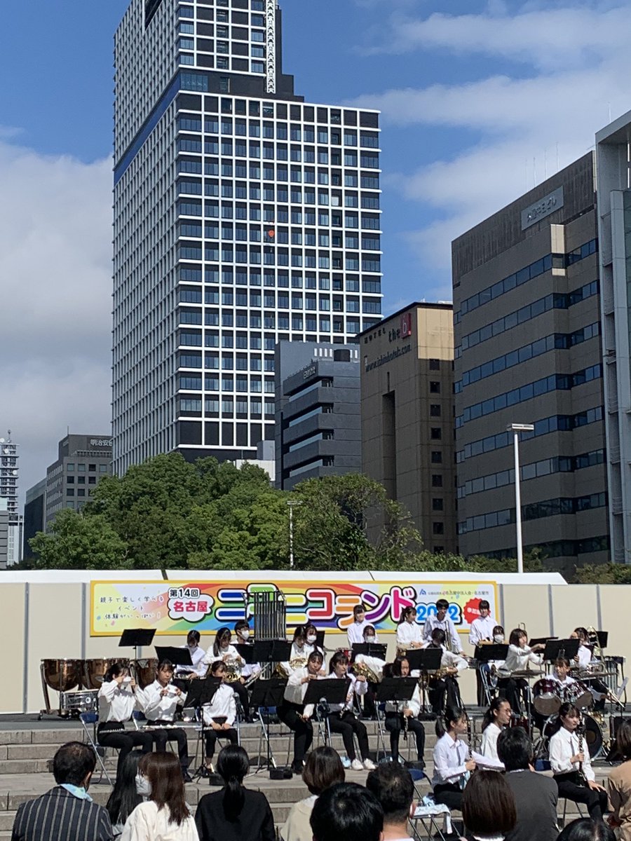 harumorinrin's tweet photo. 栄の久屋大通でやってるイベントニコニコランドにきています！
明和高校の吹奏楽素敵(^^)

娘2人が12時からダンスで発表します！
お時間ある方で栄に来る方はぜひ！
大村県知事もきてます！ https://t.co/EeVHRsSvMi