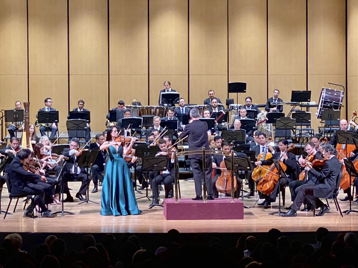 jlcastillodir's tweet photo. Qué gran inicio de temporada! Gracias a  @shari_mason , a mis colegas de @FilarmonicaJal  y al entrañable público para quien gozamos hacer música. https://t.co/DqedNYo0w5