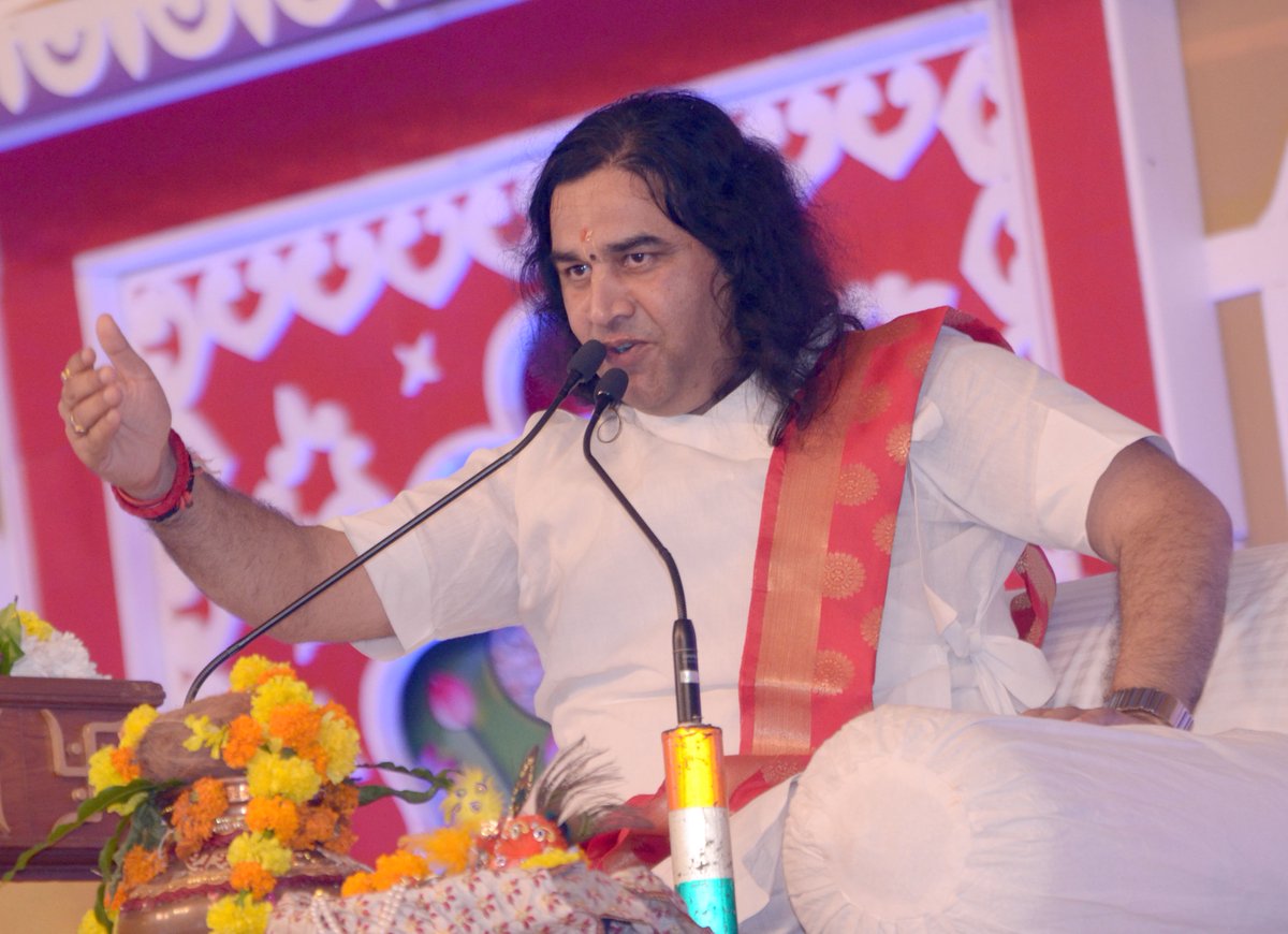 YasthaFilms's tweet photo. परम पूज्य शांतिदूत पं. श्रीदेवकीनंदन ठाकुरजी महाराज के मुखारबिन्द से हनुमान टेकरी में कथा के दौरान काठियाबाबा श्री कृष्ण की पूजा अर्चना करते हुए। https://t.co/HYPnYMNrSR
