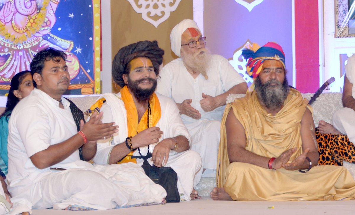YasthaFilms's tweet photo. परम पूज्य शांतिदूत पं. श्रीदेवकीनंदन ठाकुरजी महाराज के मुखारबिन्द से हनुमान टेकरी में कथा के दौरान काठियाबाबा श्री कृष्ण की पूजा अर्चना करते हुए। https://t.co/HYPnYMNrSR