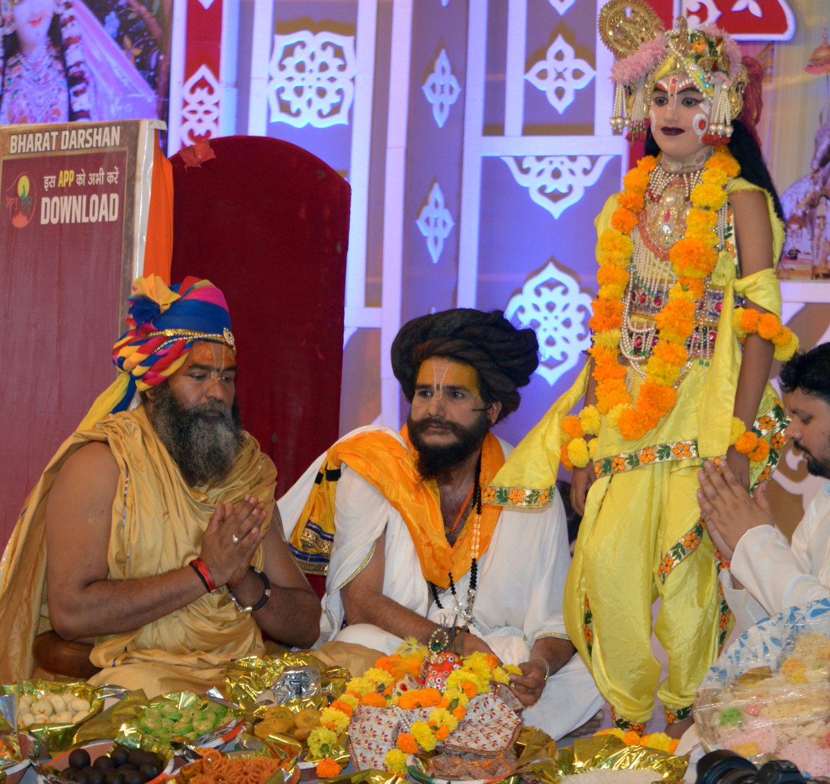 YasthaFilms's tweet photo. परम पूज्य शांतिदूत पं. श्रीदेवकीनंदन ठाकुरजी महाराज के मुखारबिन्द से हनुमान टेकरी में कथा के दौरान काठियाबाबा श्री कृष्ण की पूजा अर्चना करते हुए। https://t.co/HYPnYMNrSR