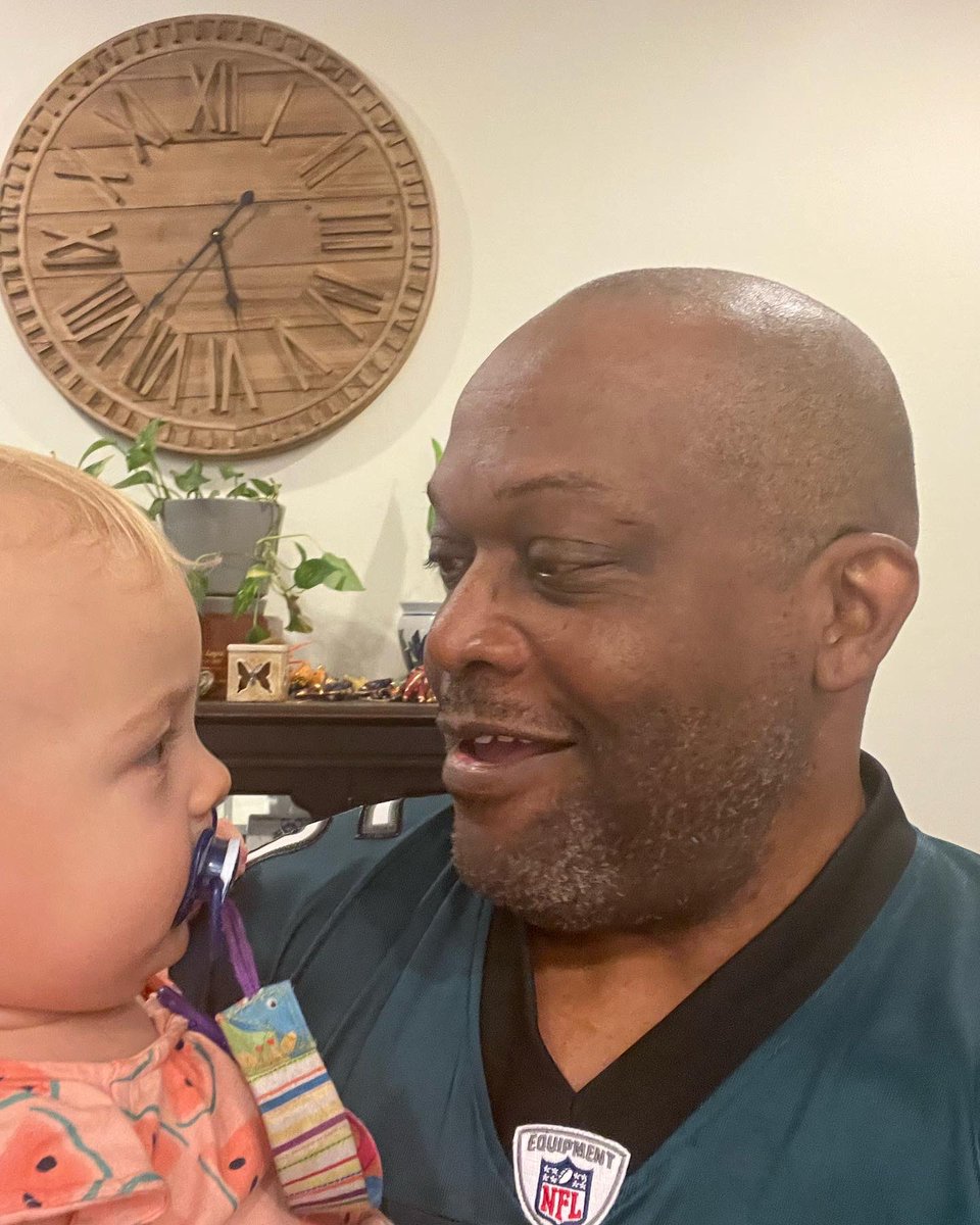 WILLIAMHORNENV's tweet photo. My baby sis, @DallasHarrisNV has been asking I smoke a brisket and come to dinner. How could I say no with my cutie pie niece waiting for me?! This is from start to finish (12 hours). #CookingIsMyLoveLanguage #ISmokeMeats #BBQ #FamilyTime https://t.co/yJFKMORrz3