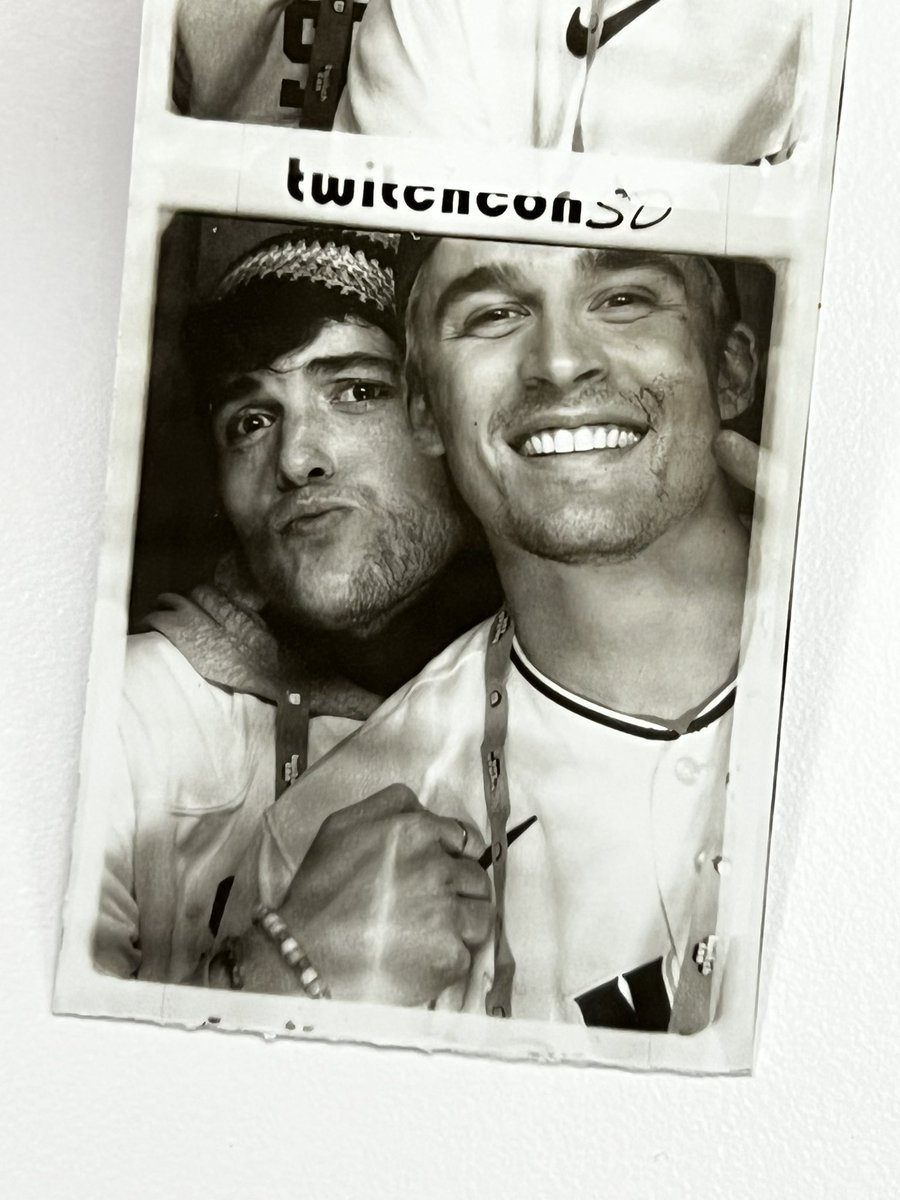 LudwigAhgren's tweet photo. you don’t wanna know what else happened in the photo booth with dream https://t.co/5lRLJsIdsc