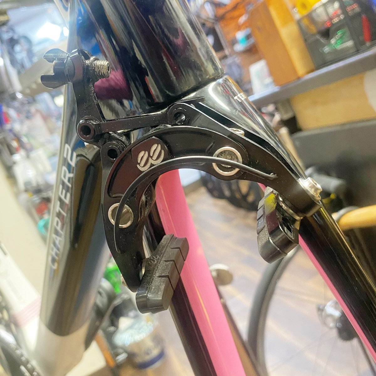 u2bikes's tweet photo. のワの
リムブレーキで確かな制動、軽量、デザインを求めるならこのeeBRAKESブレーキキャリパー。
未だに色褪せない格好良さ😁
 #U2BIKES #eeBRAKES #リムブレーキ #CHAPTER2 https://t.co/qOYfg1rCZU