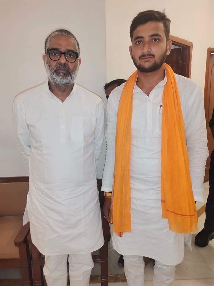 AvinashTiwarip's tweet photo. गरीब मजलूमों के आवाज नौजवानों के दिल के धड़कन पूर्व सांसद वर्तमान में राज्यसभा सांसद अभिभावक आदरणीय नीरज शेखर जी को जन्मदिन की हार्दिक शुभकामनाएं!!
@MPNeerajShekhar https://t.co/m3pTGLuUNh