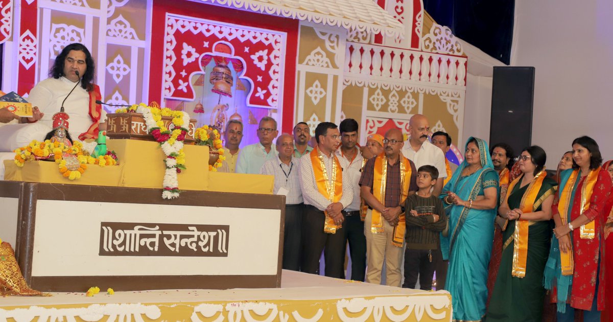 YasthaFilms's tweet photo. परम पूज्य शांतिदूत पं. श्रीदेवकीनंदन ठाकुरजी महाराज के मुखारबिन्द से हनुमान टेकरी में कथा के दौरान उमडे श्रद्धालु एवं मंच पर सम्मानित अतिथि। https://t.co/mvBqxW8eNt