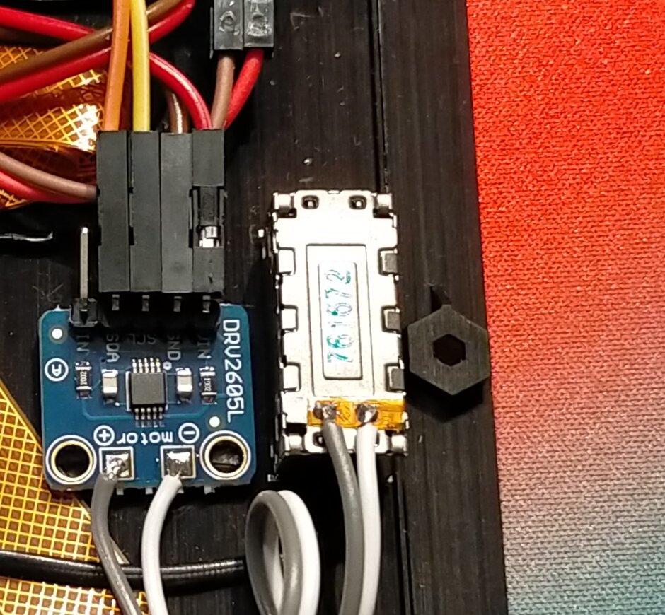 光学キーボード #wotafk の進捗。
軽量化と高級な打鍵感を両立するためのアクティブ制震機構としてハプティックリアクタを実装。
…というのは嘘で、疑似クリッキー化がLRAの当面の用途。独自SWがリニアしか無いので。
基本離れない掌に振動伝えられるのはパームレスト一体ならでは。
#自作キーボード