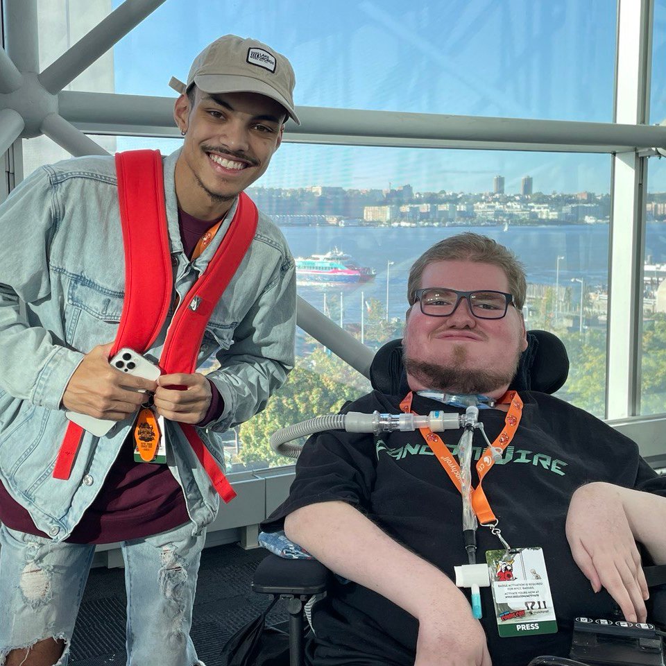 ReillyJohnson's tweet photo. Great to finally meet @OpticalCinema in person at @NY_Comic_Con!
#NYCC22 #NYCC #FandomWire https://t.co/1B25ixfWkf