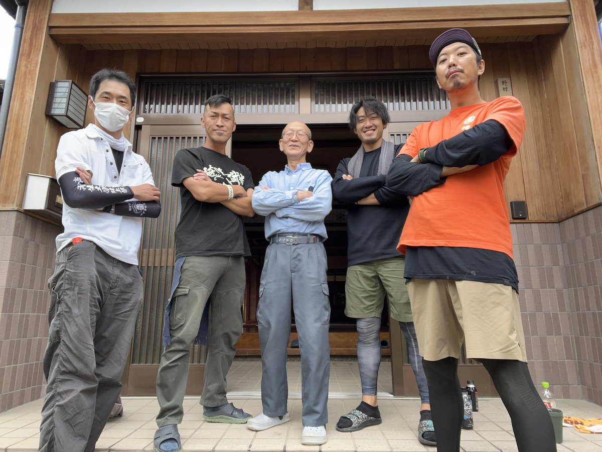 teppei_189's tweet photo. 2022.10.9
小松市中海町へ
バカビリー隊長、としひろさん(金沢幡再陸上部員)、ゆうすけ(地元の友達、大工)が駆けつけてくれて3間と廊下をあっという間に施工完了！
仲間の存在とご主人の笑顔に感謝！！
これからも続けていきます！

#幡再
#復興支援ブース北陸
#中海町
#小松市 https://t.co/1lvXremYsQ