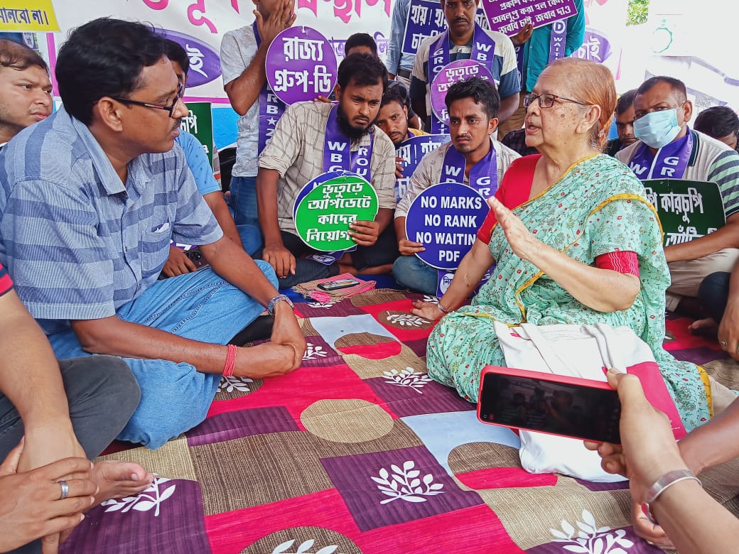 <a href="/MamataOfficial/">Mamata Banerjee</a>
<a href="/abhishekaitc/">Abhishek Banerjee</a>
<a href="/BanglarGorboMB/">Banglar Gorbo Mamata</a>
<a href="/KunalGhoshAgain/">Kunal Ghosh</a>

শহীদ মাতঙ্গিনী হাজরা মূর্তির পাদাদেশে আজ ধর্ণা মঞ্চের 56 দিন। মাননীয়ার হাতে তৈরী গ্রুপ-ডি বোর্ড আজ অবলুপ্ত। আমরা বঞ্চিত। সুবিচারের আশায়, ন্যায্য চাকরির দাবিতে আলোকপাত করেই চলেছি।
আমাদের বাঁচান। পরিবারকে বাঁচান।