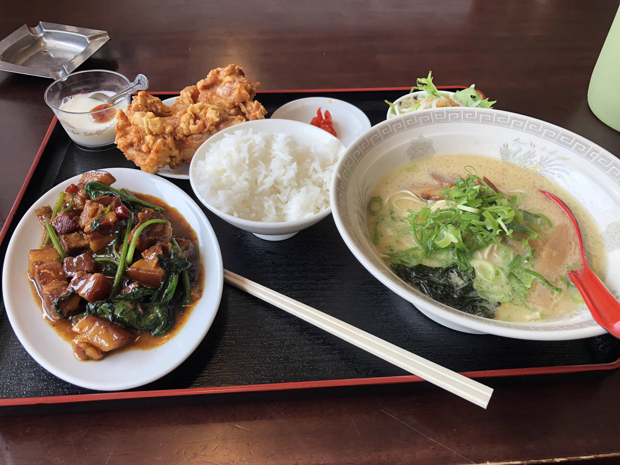 @poteR_00spec 豚の角煮定食お願いします
スープは、とんこつ、塩、醤油どれになさいますか？
とんこつで！
数分後
お待たせしましたー
あれ？これ、ラーメン？
スープデス！
いや、麺
スープデス！
これで1000円は安いw 