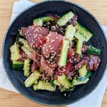 お家居酒屋にいかが？「マグロときゅうりの塩こんぶ漬け」。