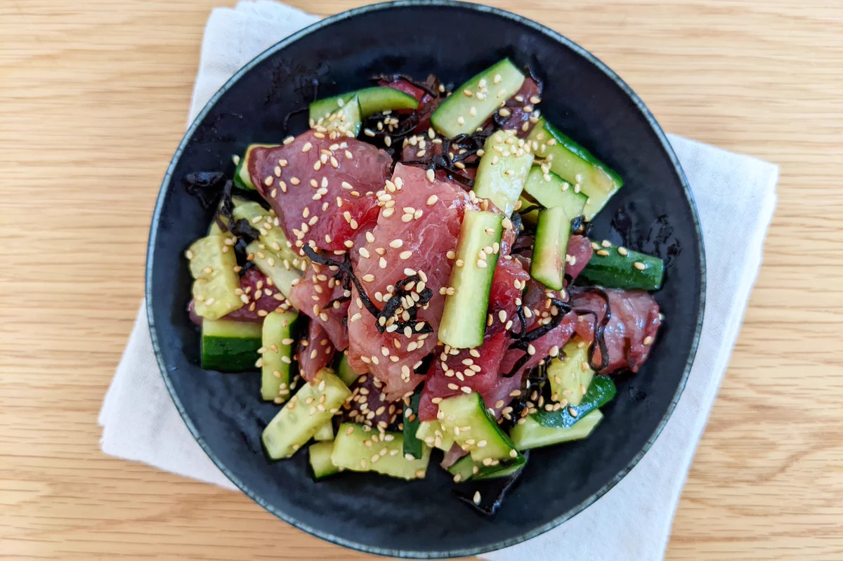 お家居酒屋にいかが？「マグロときゅうりの塩こんぶ漬け」。