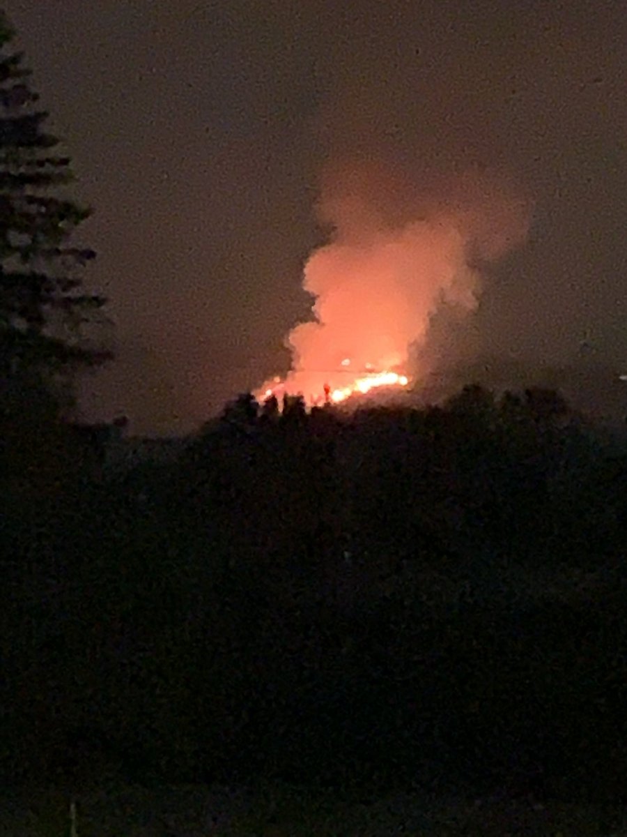 bekkiruthwebb's tweet photo. Fire seems to be spreading fast in the area of Jones Creek, in Washington. This picture was taken from hill above the Sandy Swimming Hole in Washougal, WA. Be safe everyone ♥️.
#camasfire #clarkcountyfire https://t.co/nh06XrWQxq