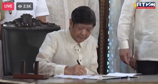 PhilstarNews's tweet photo. JUST IN: President Marcos signs the SIM Card Registration Act into law | via The STAR @alexisbromero https://t.co/iGjAtst7D0