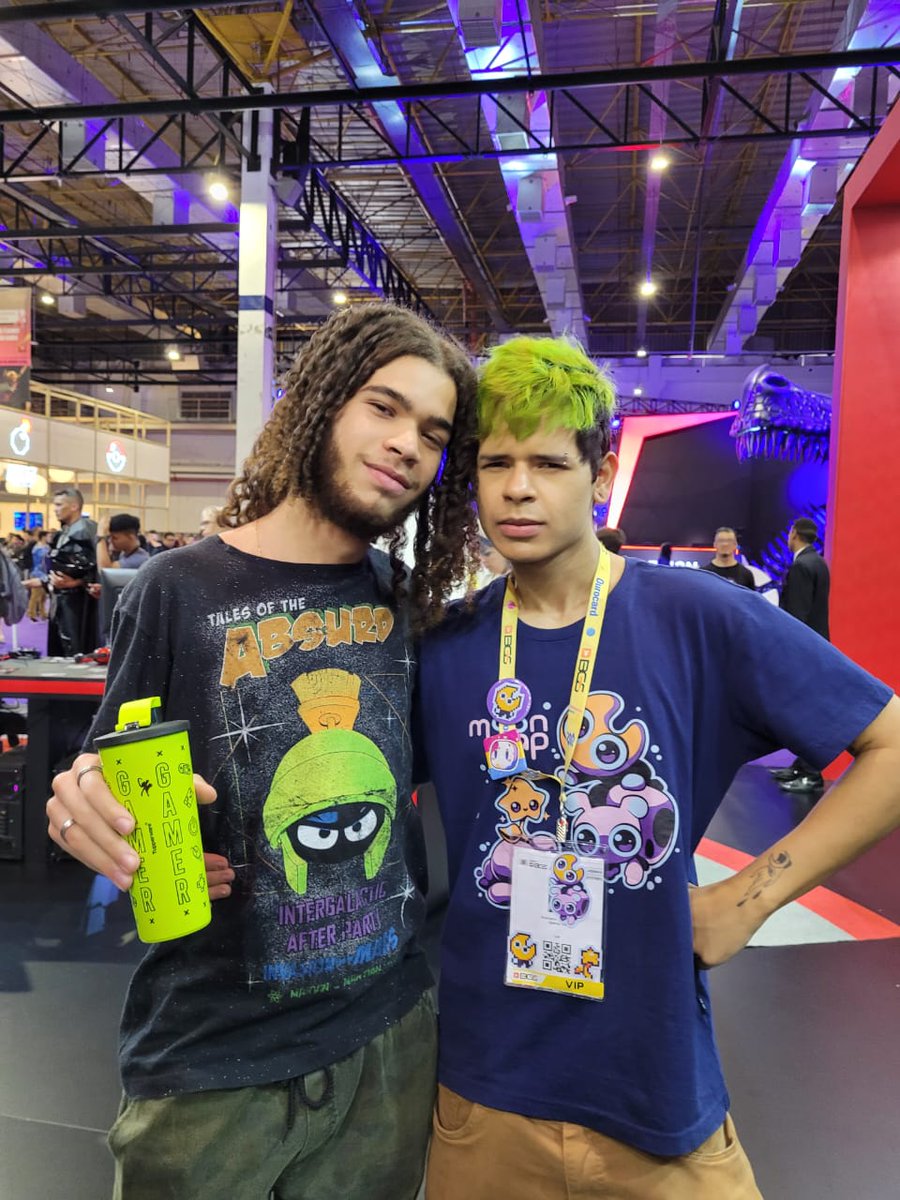 Cleber_robo's tweet photo. Fui na #BGS22, que evento foda vi muito gente tirei muita foto e ganhei vários autógrafo, mas de longe a pessoa mais foda e quem eu mais queira encontrar era o @guselect e consegui, o Gu e a @sereiapunk são incríveis e atenciosos e foi muito foda ter conhecido e ganhado um abraço https://t.co/wVYNemUMlF