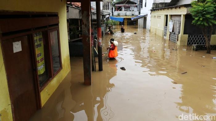 wkwklandupdate's tweet photo. Several areas in Indonesia are seen flooding because of heavy rain recently, which among affected are 3 thousand of Ketapang residents, 15 thousand of Cilacap residents, even nearly 40 thousand residents of Aceh had fled since last week #banjir
https://t.co/RgbjsVwiAu
