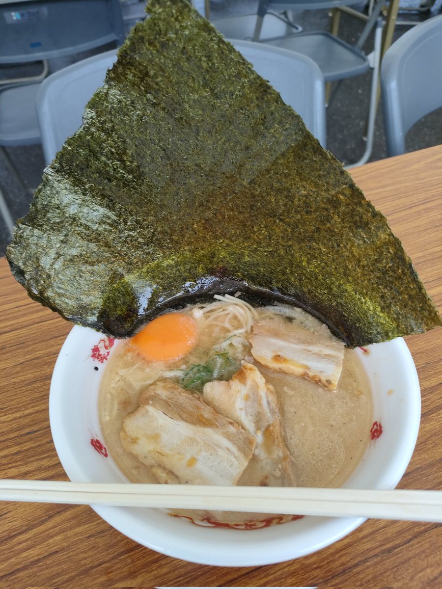 toru_ez's tweet photo. 北陸ラーメン博、結局3日間通った。最終日は雨風が強くて外が寒かったけど、ラーメンは美味しくいただけました。

10店中5店食べたけど、ナポレオン軒が一番好きかなぁ。目黒にあるみたいなので、関東帰ったら行ってみようかな。

#北陸ラーメン博
#気むずかし家
#ナポレオン軒 https://t.co/PYe5PjGtGN