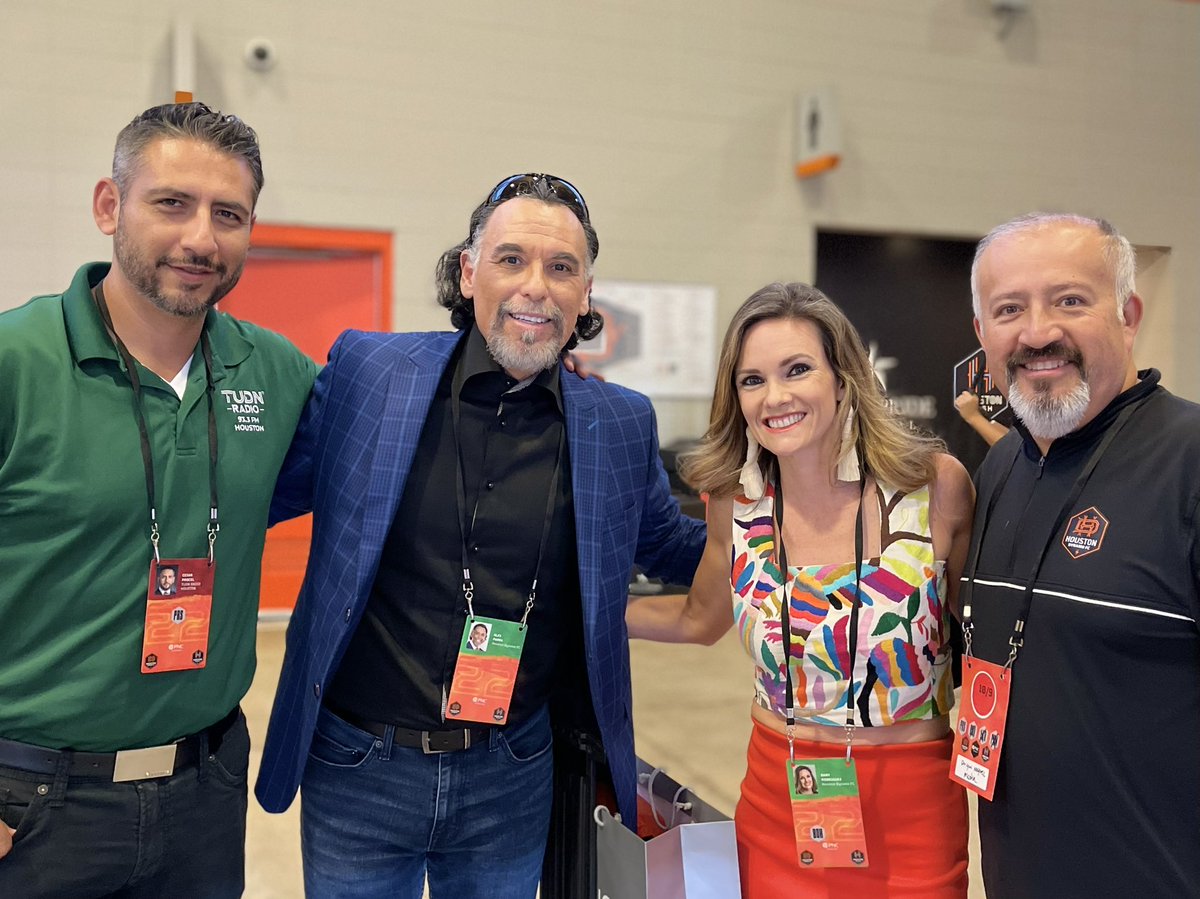 alexrparra's tweet photo. Last game of the 2022 @MLS season @PNCStadium @HoustonDynamo w/some great people. It’s been an honor. Thankful and grateful for all the opportunities #DejaloTodo #HoldItDown #Houston #HoustonSoccer #HoustonDynamo #Fut @TelemundoHou @PTSMediaSports #deportesnation @deportesnation https://t.co/wNFqVmtob9
